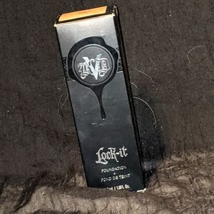 Kat Von D Lock It Foundation in the shade, Light 44 cool